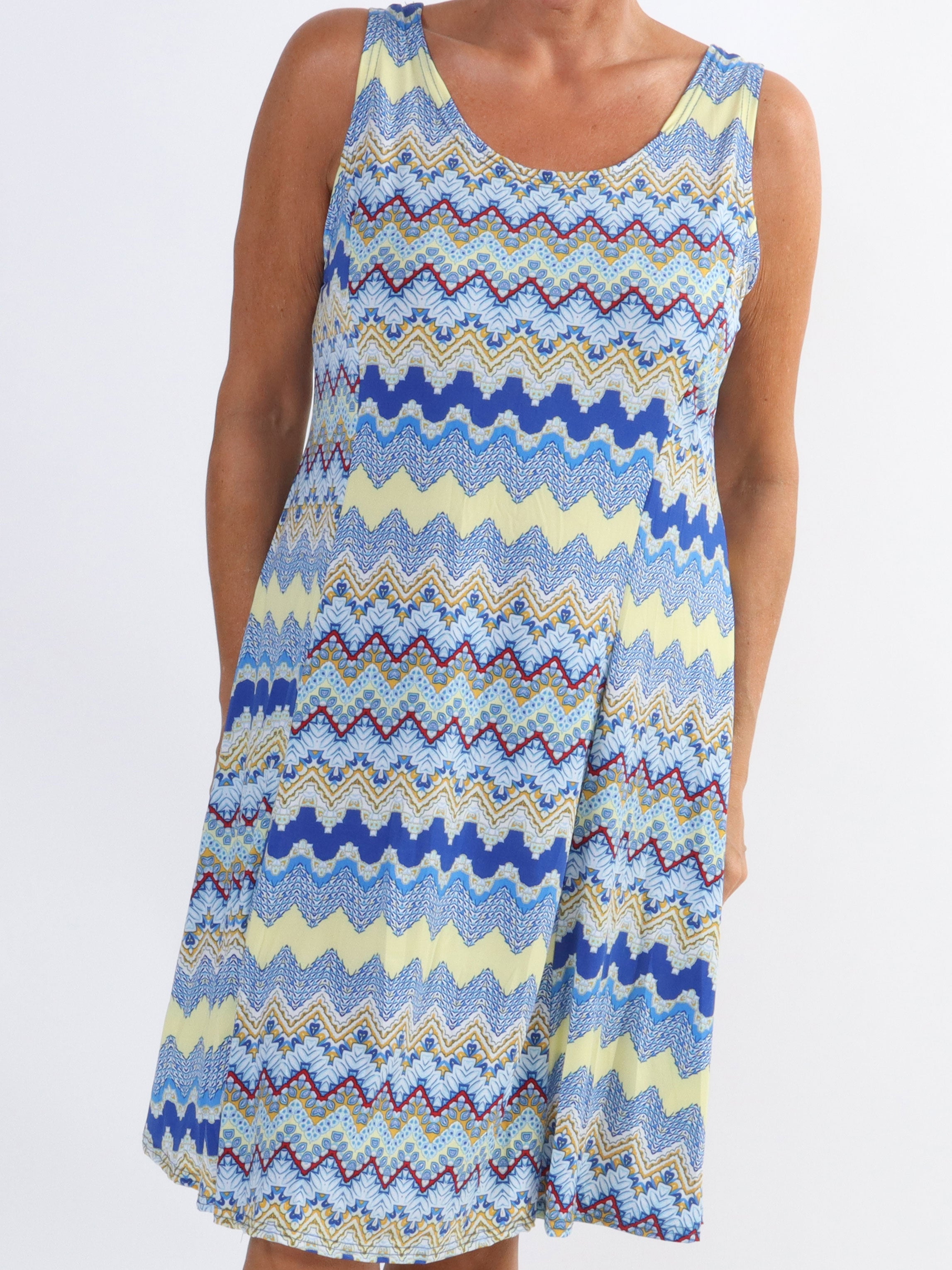 Maj Zigzag - Sød elastisk plus size sommerkjole med mønster